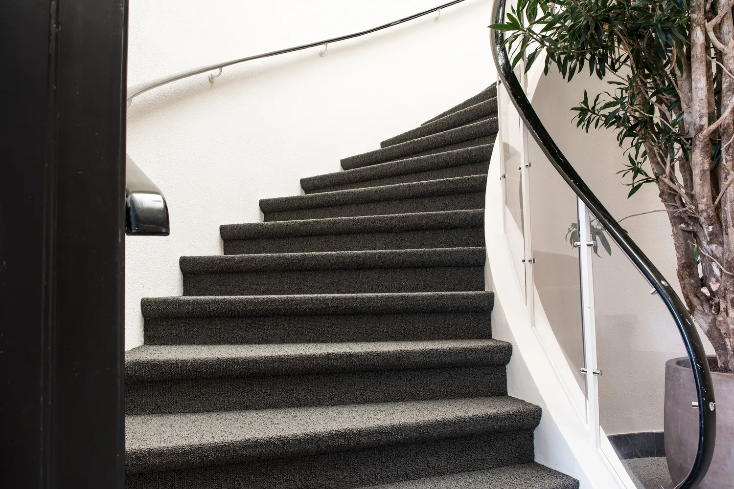 Pranie wykładzin i dywanów - dlaczego warto jest zlecić to profesjonalnej firmie?